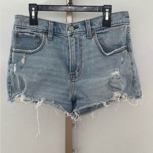 Abercrombie‎ & Fitch Women’s Size 4 Mom Shorts Mid Rise Denim Light Wash